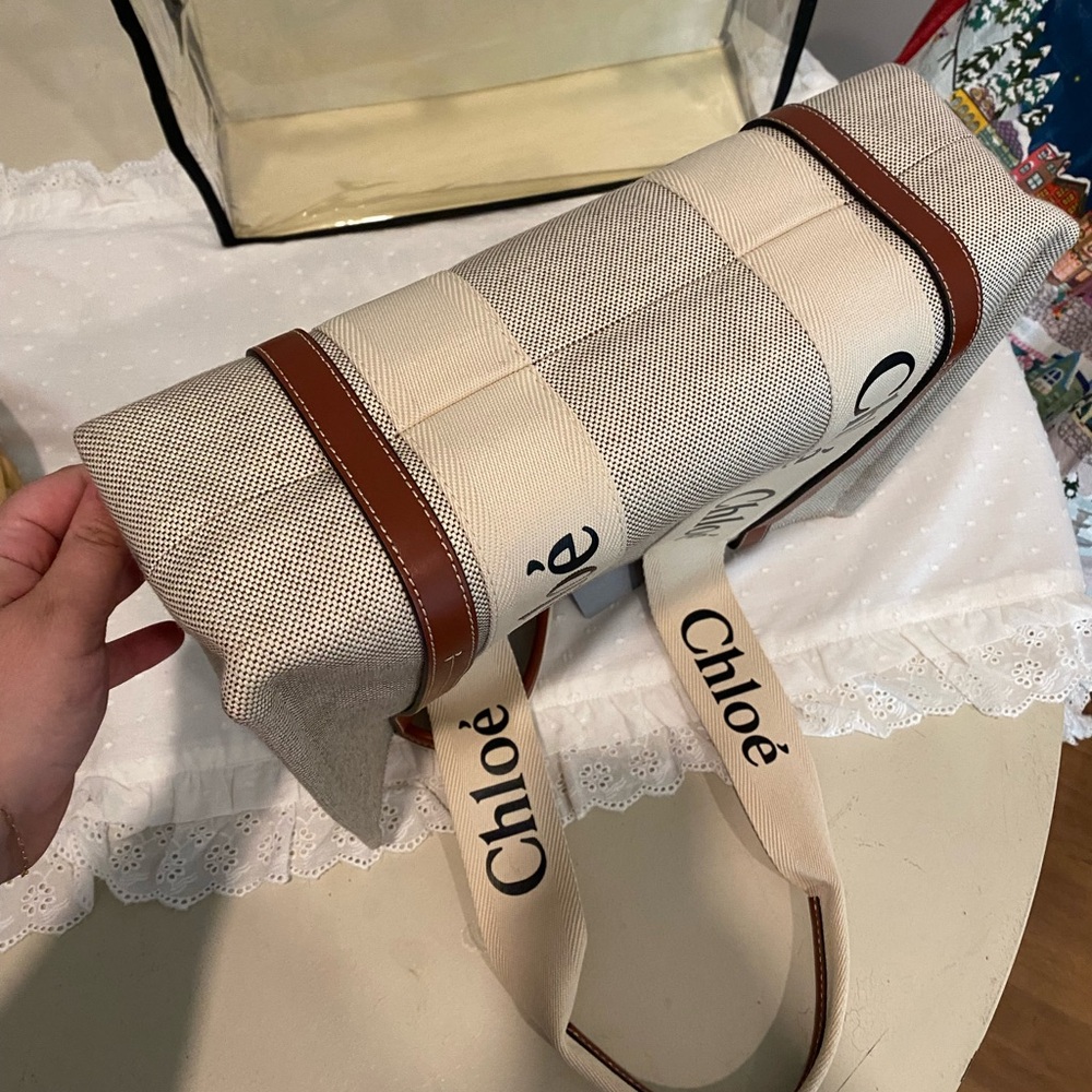 Chloé Woody Medium Tote Bag in Linen - Picture 2 of 8